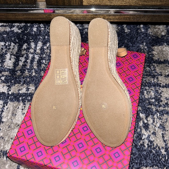 Tory Burch Cream /Black Wedges - Picture 4 of 7